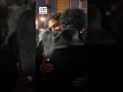 ترفيه: #كوزبرة واخد #تامر_حسني بالأحضان بيباركله علي فيلم #ريستارت